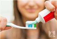 牙膏为何能治疗脚气呢?