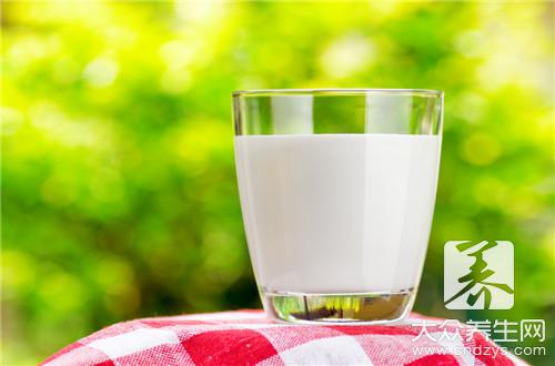 喝牛奶六大禁忌，否则补品变毒品