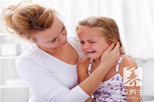 1、孩子的喉软骨发育不成熟，支撑力弱